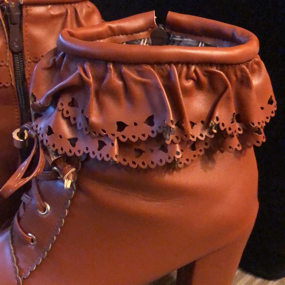 Ruffled booties - Picture 2 of 10